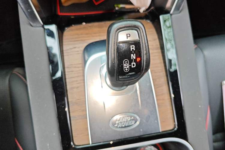 Used Land Rover Discovery Sport 2020 249 PS R-Dynamic Performance Tech Edition 5 Seats Gear Lever