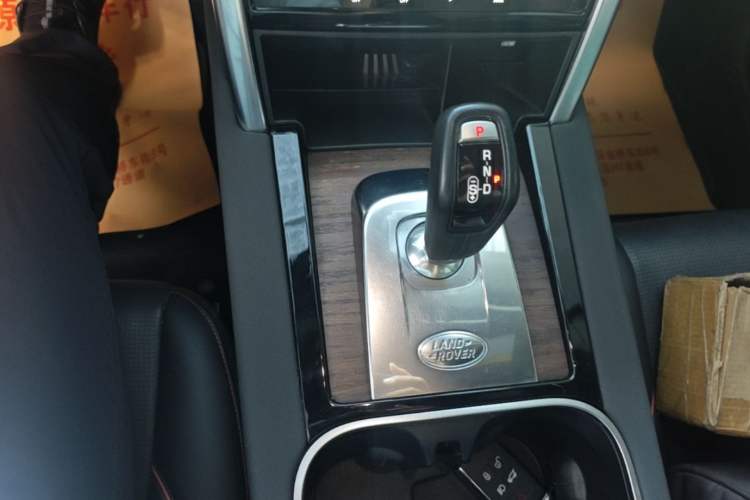 Used Land Rover Discovery Sport 2020 249 PS R-Dynamic Performance Tech Edition 7 Seats Gear Lever