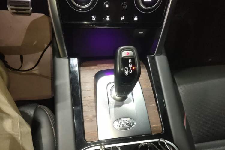 Used Land Rover Discovery Sport 2020 249 PS R-Dynamic Luxury Custom Edition Gear Lever