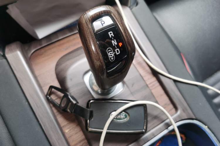 Used Land Rover Discovery Sport 2020 249 PS R-Dynamic Performance Edition Gear Lever