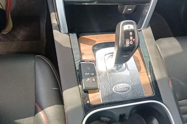Used Land Rover Discovery Sport 2020 249 PS R-Dynamic Performance Edition Gear Lever