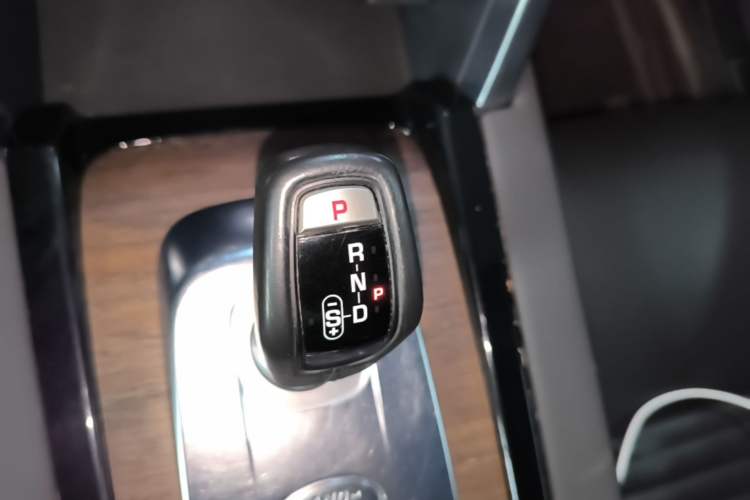Used Land Rover Discovery Sport 2020 249 PS R-Dynamic Performance Edition Gear Lever