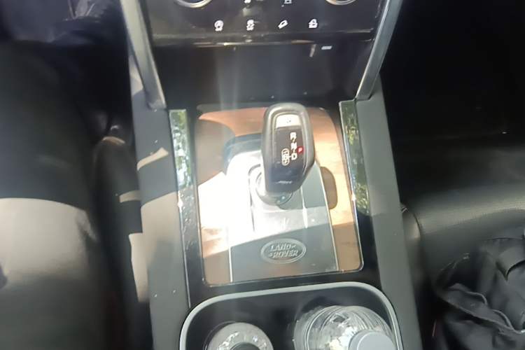 Used Land Rover Discovery Sport 2020 249 PS R-Dynamic Performance Edition Gear Lever