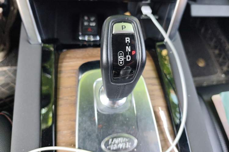 Used Land Rover Discovery Sport 2020 249 PS R-Dynamic Performance Edition Gear Lever