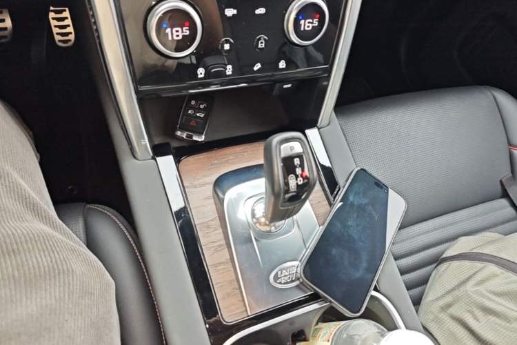 Used Land Rover Discovery Sport 2020 249 PS R-Dynamic Performance Edition Gear Lever