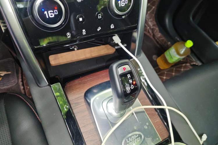 Used Land Rover Discovery Sport 2020 249 PS R-Dynamic Performance Edition Gear Lever