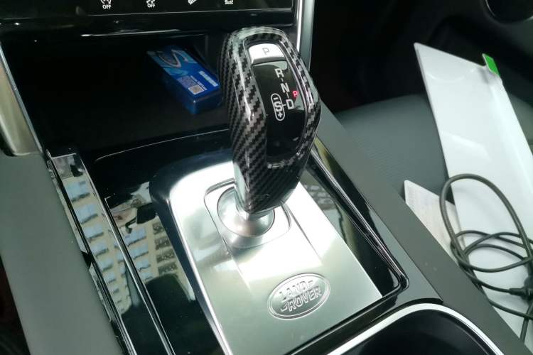 Used Land Rover Discovery Sport 2020 200 PS Family Edition Gear Lever