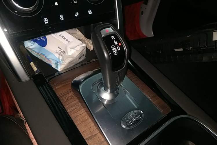 Used Land Rover Discovery Sport 2020 249 PS R-Dynamic Performance Edition Gear Lever
