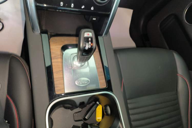 Used Land Rover Discovery Sport 2020 249 PS R-Dynamic Performance Tech Edition 7 Seats Gear Lever