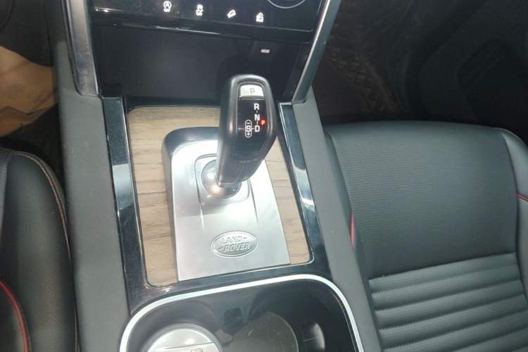 Used Land Rover Discovery Sport 2020 249 PS R-Dynamic Performance Tech Edition 7 Seats Gear Lever