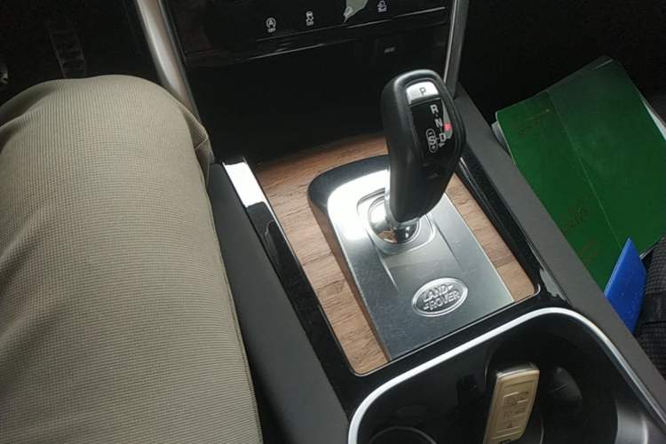 Used Land Rover Discovery Sport 2020 249 PS R-Dynamic Performance Edition Gear Lever