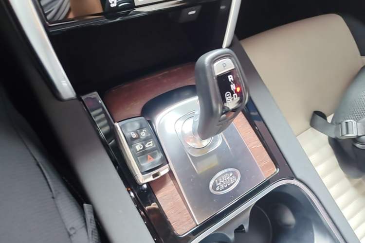 Used Land Rover Discovery Sport 2020 249 PS R-Dynamic Performance Edition Gear Lever