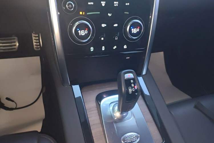 Used Land Rover Discovery Sport 2020 249 PS R-Dynamic Performance Tech Edition 5 Seats Gear Lever