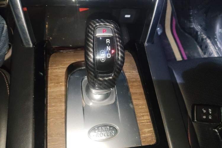 Used Land Rover Discovery Sport 2020 249 PS R-Dynamic Luxury Custom Edition Gear Lever