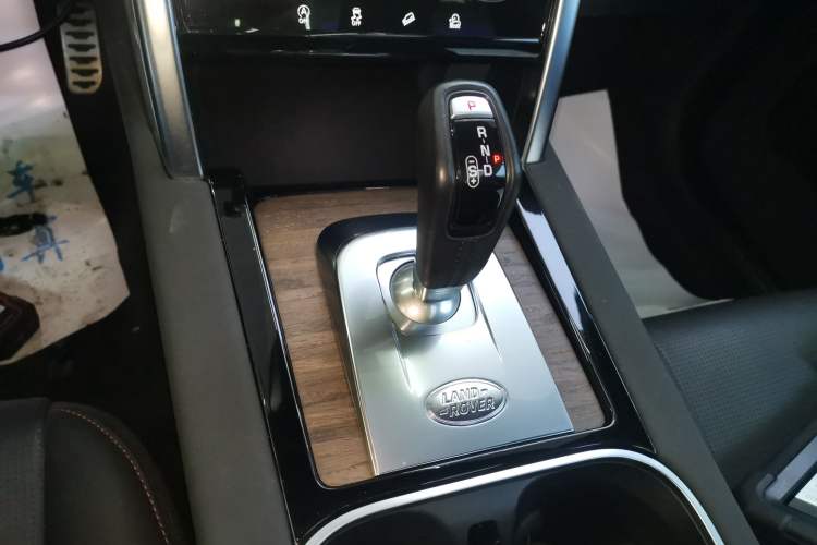 Used Land Rover Discovery Sport 2020 249 PS R-Dynamic Performance Tech Edition 7 Seats Gear Lever