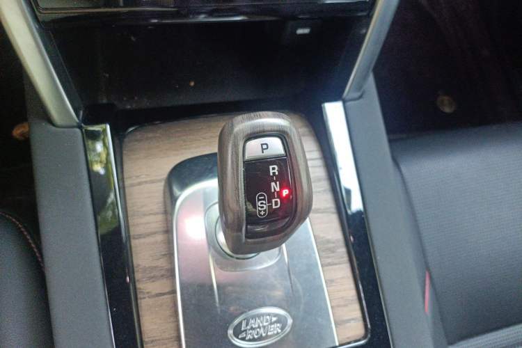 Used Land Rover Discovery Sport 2020 249 PS R-Dynamic Performance Tech Edition 7 Seats Gear Lever