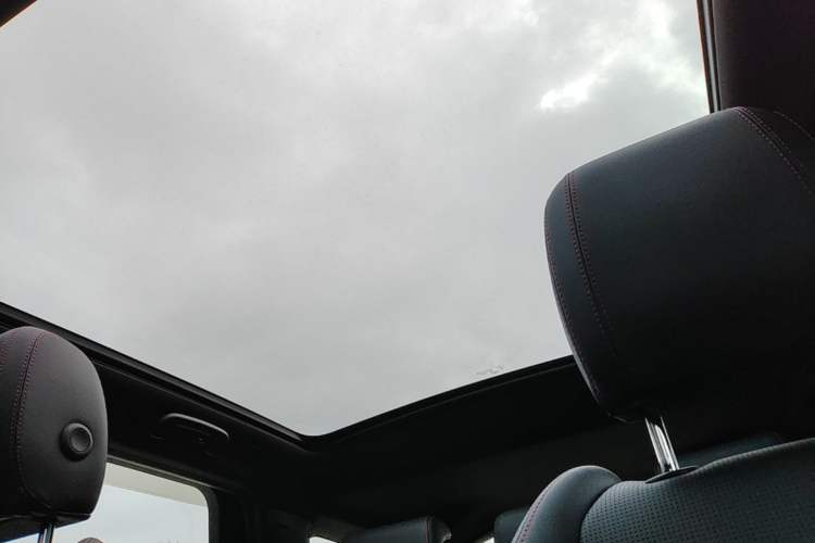 Used Land Rover Discovery Sport 2020 249 PS R-Dynamic Performance Edition Headliner