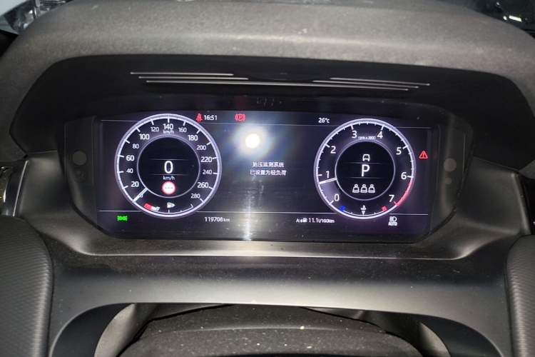 Used Land Rover Discovery Sport 2020 249 PS R-Dynamic Performance Edition Instrument Cluster