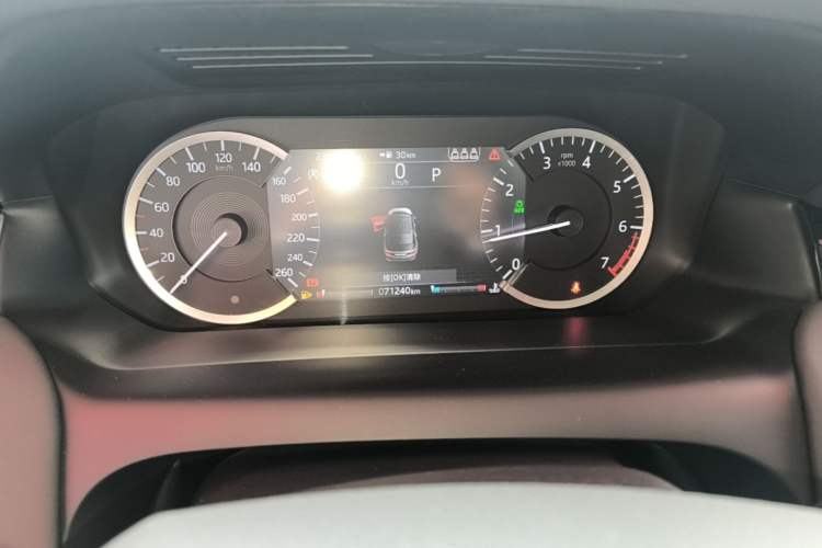 Used Land Rover Discovery Sport 2020 200 PS Family Edition Instrument Cluster