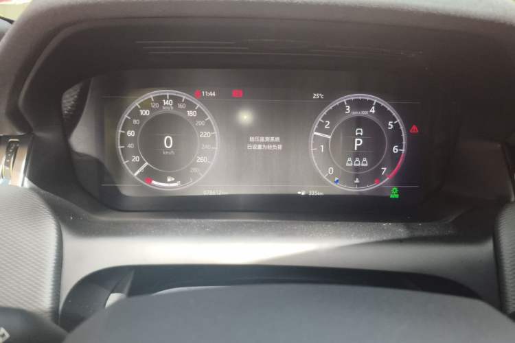 Used Land Rover Discovery Sport 2020 249 PS R-Dynamic Performance Tech Edition 5 Seats Instrument Cluster