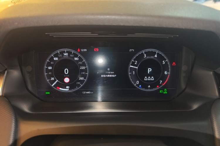 Used Land Rover Discovery Sport 2020 249 PS R-Dynamic Performance Edition Instrument Cluster