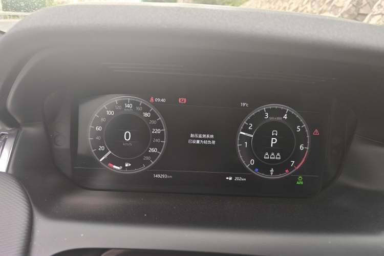 Used Land Rover Discovery Sport 2020 249 PS R-Dynamic Performance Edition Instrument Cluster