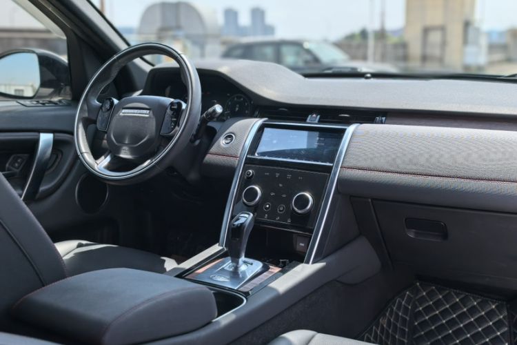 Used Land Rover Discovery Sport 2020 249 PS R-Dynamic Performance Edition Interior 1