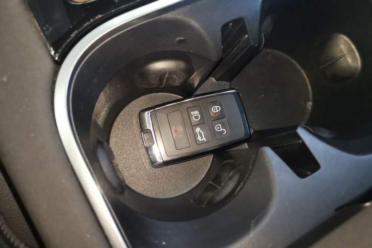Used Land Rover Discovery Sport 2020 249 PS R-Dynamic Performance Tech Edition 7 Seats Interior 1