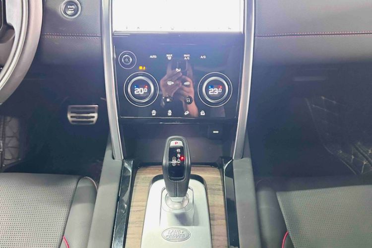 Used Land Rover Discovery Sport 2020 249 PS R-Dynamic Performance Edition Interior 3