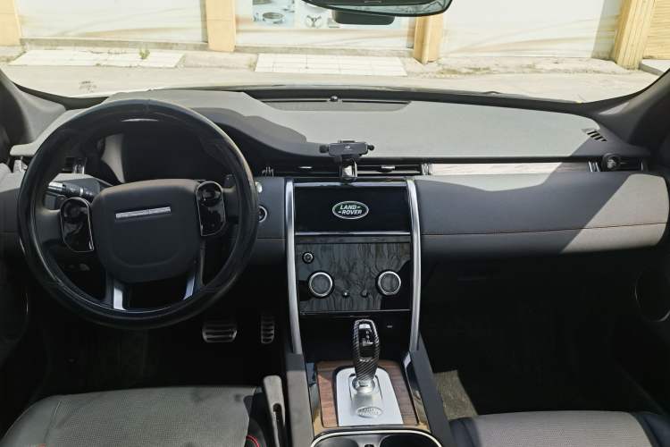 Used Land Rover Discovery Sport 2020 249 PS R-Dynamic Performance Edition Interior 3