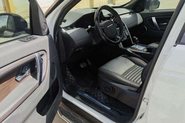 Used Land Rover Discovery Sport 2020 249 PS R-Dynamic Performance Edition Interior 4