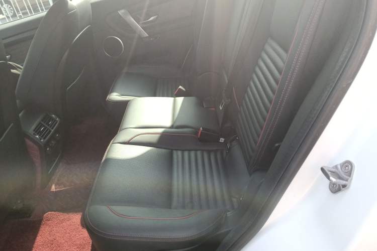 Used Land Rover Discovery Sport 2020 249 PS R-Dynamic Performance Tech Edition 7 Seats Interior 4