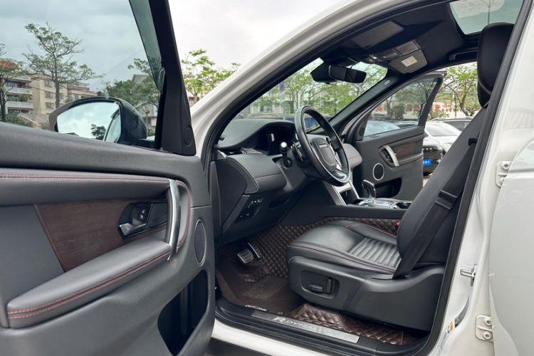 Used Land Rover Discovery Sport 2020 249 PS R-Dynamic Performance Edition Interior 5