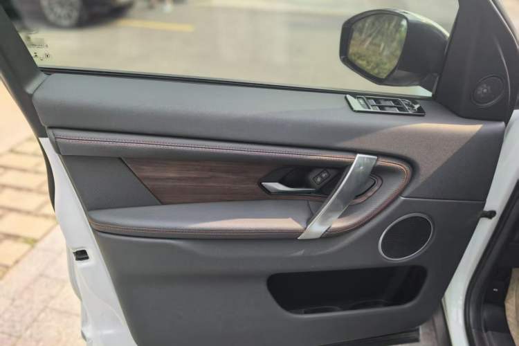 Used Land Rover Discovery Sport 2020 249 PS R-Dynamic Performance Edition Interior 5
