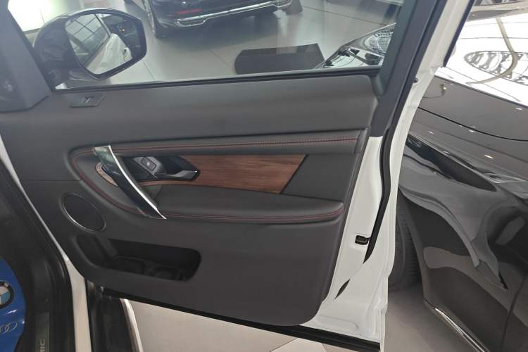 Used Land Rover Discovery Sport 2020 249 PS R-Dynamic Performance Tech Edition 7 Seats Interior 5