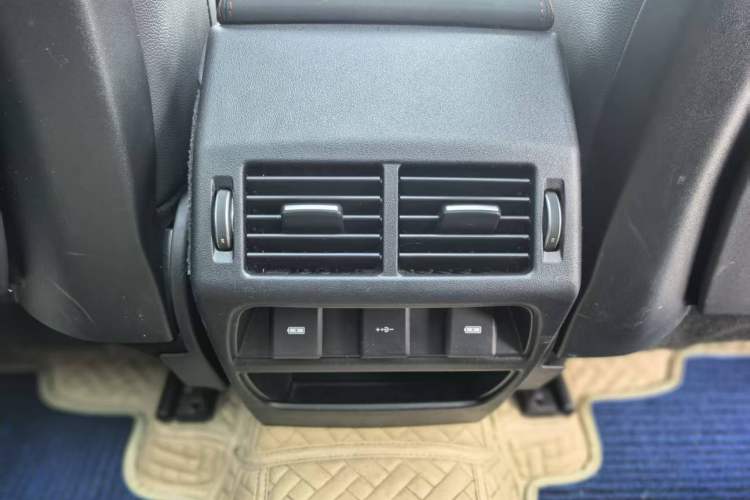 Used Land Rover Discovery Sport 2020 249 PS R-Dynamic Performance Edition Interior 7