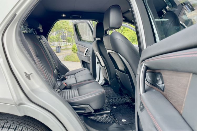 Used Land Rover Discovery Sport 2020 249 PS R-Dynamic Performance Tech Edition 7 Seats Interior 8