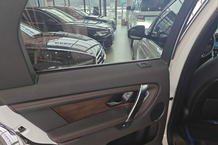 Used Land Rover Discovery Sport 2020 249 PS R-Dynamic Performance Tech Edition 7 Seats Interior 8