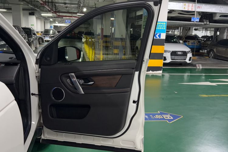 Used Land Rover Discovery Sport 2020 249 PS R-Dynamic Performance Edition Interior 9