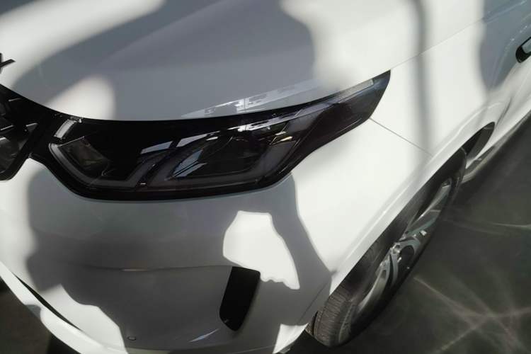 Used Land Rover Discovery Sport 2020 249 PS R-Dynamic Performance Edition Left Front Headlight