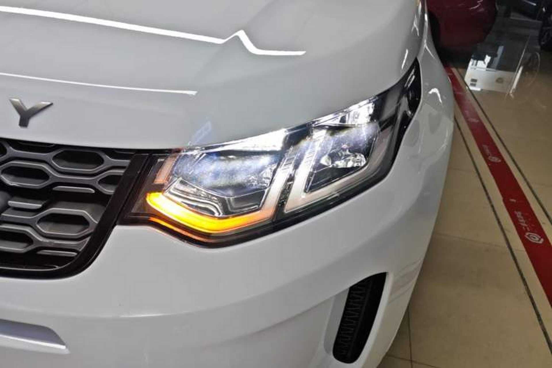 Used Land Rover Discovery Sport 2020 249 PS R-Dynamic Performance Edition Left Front Headlight