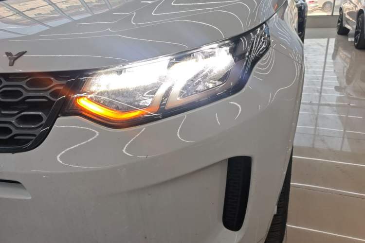Used Land Rover Discovery Sport 2020 249 PS R-Dynamic Performance Tech Edition 7 Seats Left Front Headlight