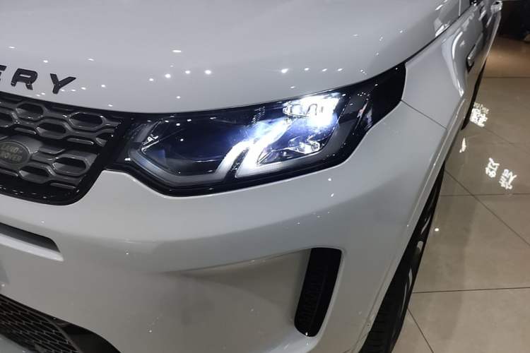 Used Land Rover Discovery Sport 2020 249 PS R-Dynamic Luxury Custom Edition Left Front Headlight