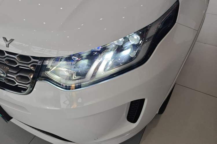 Used Land Rover Discovery Sport 2020 249 PS R-Dynamic Performance Tech Edition 7 Seats Left Front Headlight