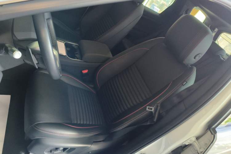 Used Land Rover Discovery Sport 2020 249 PS R-Dynamic Performance Tech Edition 7 Seats Left Front Seat