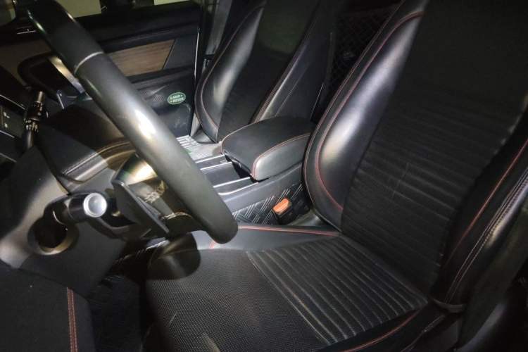 Used Land Rover Discovery Sport 2020 249 PS R-Dynamic Luxury Custom Edition Left Front Seat