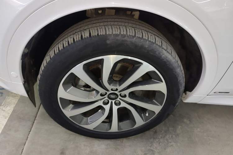 Used Land Rover Discovery Sport 2020 249 PS R-Dynamic Performance Tech Edition 7 Seats Left Front Wheel Hub