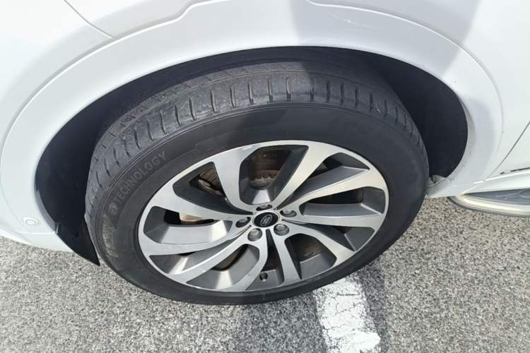 Used Land Rover Discovery Sport 2020 249 PS R-Dynamic Performance Tech Edition 5 Seats Left Front Wheel Hub