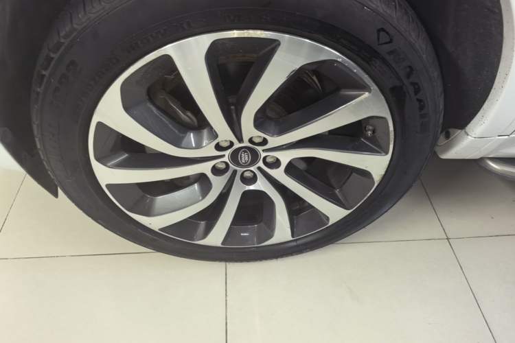 Used Land Rover Discovery Sport 2020 249 PS R-Dynamic Performance Edition Left Front Wheel Hub