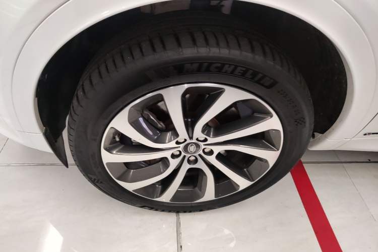 Used Land Rover Discovery Sport 2020 249 PS R-Dynamic Performance Edition Left Front Wheel Hub